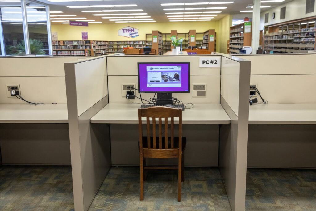 Gardena library computer area