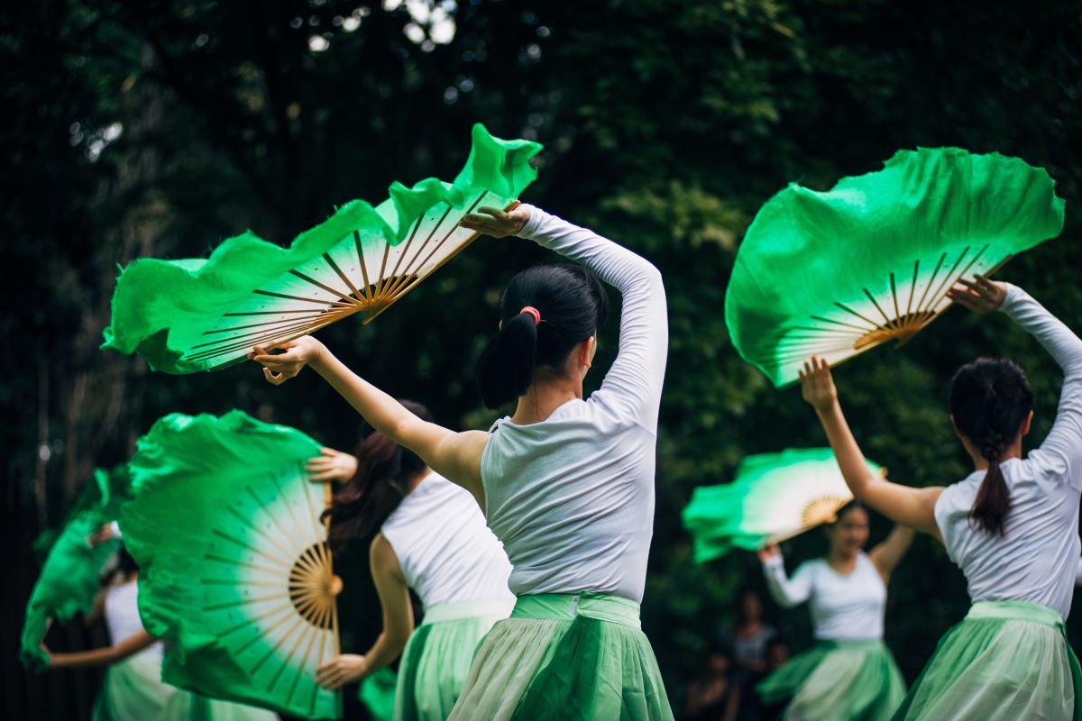 Women dancing with green fans