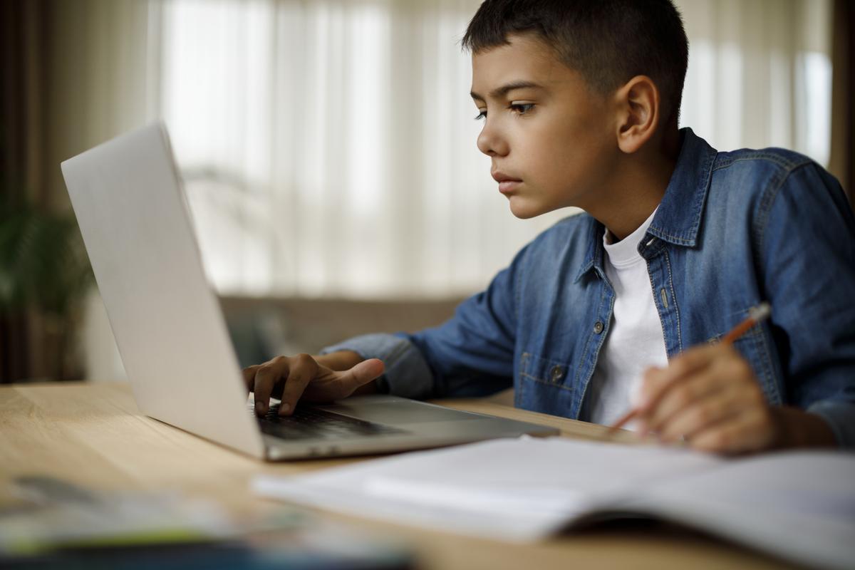 student getting tutoring online